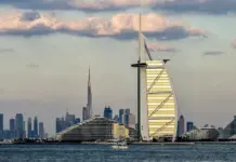 Filmoi raketa iraniane mbi Dubai, turisti britanik përballet me akuza për krim kibernetik