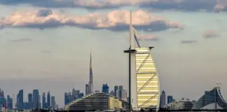 Filmoi raketa iraniane mbi Dubai, turisti britanik përballet me akuza për krim kibernetik