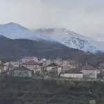 Reshje dëbore edhe në qarkun e Dibrës, moti i keq përfshinë edhe disa fshatra në Peshkopi