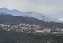 Reshje dëbore edhe në qarkun e Dibrës, moti i keq përfshinë edhe disa fshatra në Peshkopi