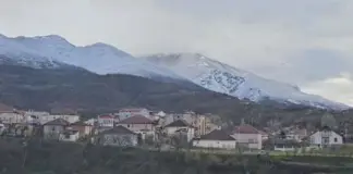 Reshje dëbore edhe në qarkun e Dibrës, moti i keq përfshinë edhe disa fshatra në Peshkopi