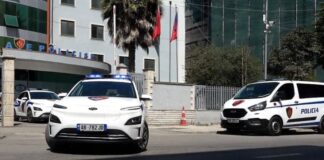 LAJMI I FUNDIT/ Sherr mes nxënësve në Durrës brenda OBORRIT të SHKOLLË-s, ndërhyn policia