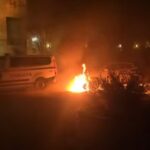 VIDEO/Protesta e opozitës: Makina e policisë përfshihet nga flakët para godinës së PS-së