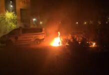 VIDEO/Protesta e opozitës: Makina e policisë përfshihet nga flakët para godinës së PS-së