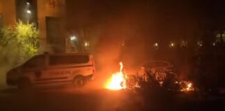 VIDEO/Protesta e opozitës: Makina e policisë përfshihet nga flakët para godinës së PS-së