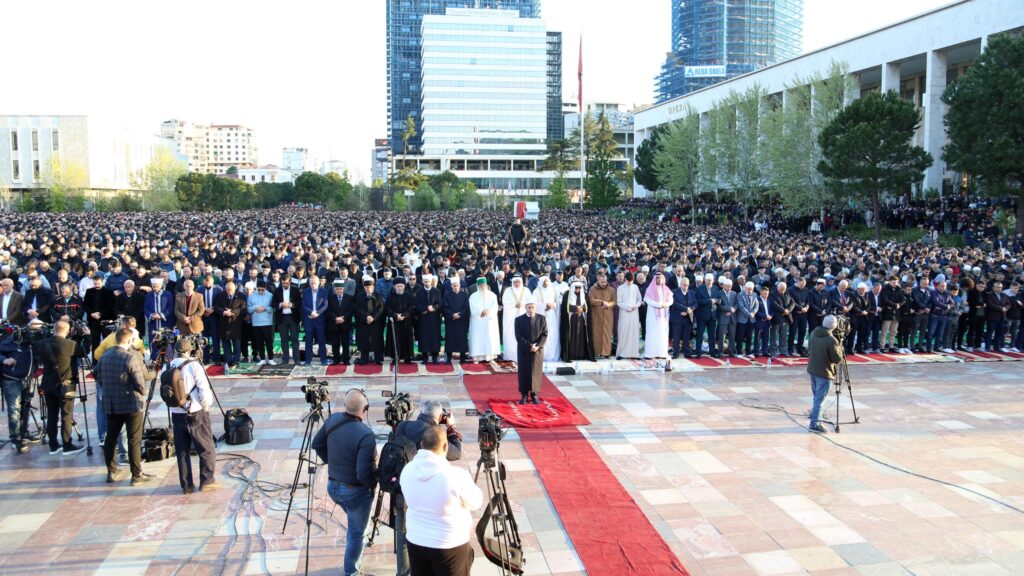Mijëra besimtarë myslimanë në sheshin Skënderbej  kremtohet Fitër Bajrami në Tiranë