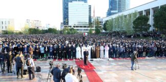 Mijëra besimtarë myslimanë në sheshin Skënderbej, kremtohet Fitër Bajrami në Tiranë