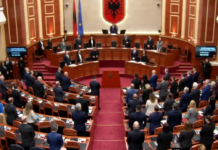 Kuvendi nis me një minutë heshtje për Adem Jasharin dhe ish-deputetin Tomor Dosti