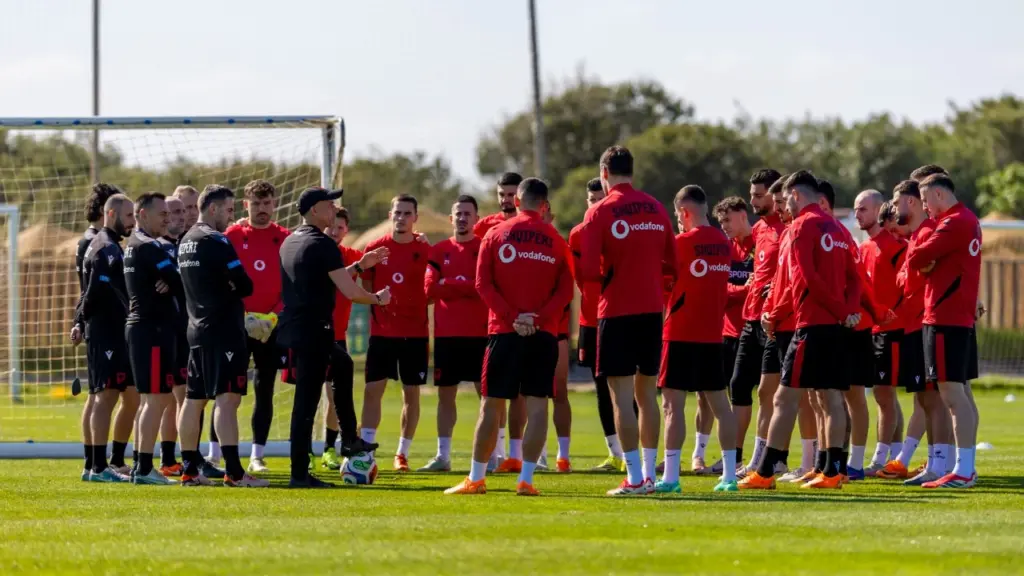 Kuqezinjtë nisin nga e para  Pas eliminimit  Shqipëria përgatitet ndaj Ukrainës në miqësoren e Valencias