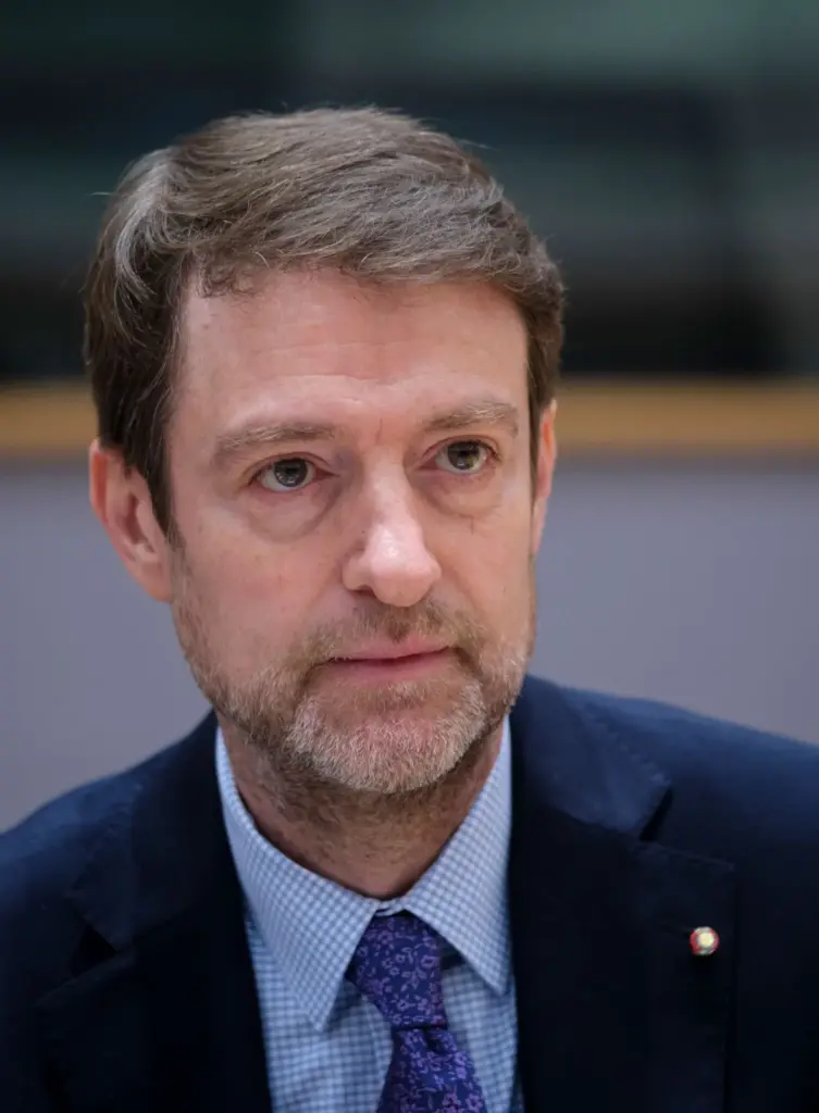 Ministri Hoxha vizitë zyrtare në Spanjë  pritet nga homologu Albares  Rritje e partneritetit në tregti  turizëm  energji të qëndrueshme