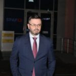 Avokati i Veliajt përgënjeshtron procesverbalin e SPAK për dorëzimin e akteve të Veliajt në qeli: Prokuroria s’i ka dorëzuar sipas procedurës, është njëanshëm! Ia çuan në qeli dhe pa asistimin e mbrojtësit!