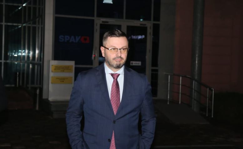 Avokati i Veliajt përgënjeshtron procesverbalin e SPAK për dorëzimin e akteve të Veliajt në qeli: Prokuroria s’i ka dorëzuar sipas procedurës, është njëanshëm! Ia çuan në qeli dhe pa asistimin e mbrojtësit!