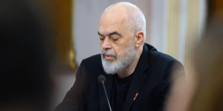 Rama promovon librin “Në sofrën e hënës”, kryeministri: Mora shtysë nga disa miq myslimanë