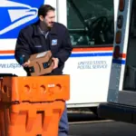 Rritja e çmimit të karburantit, Shërbimi Postar i SHBA-së vendos për herë të parë tarifë shtesë 8% për pakot