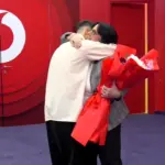 Tjetër surprizë në Big Brother/ Nëna e Gimbos futet në shtëpi, takohet me banorin dhe i dhuron lule Selinës