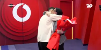 Tjetër surprizë në Big Brother/ Nëna e Gimbos futet në shtëpi, takohet me banorin dhe i dhuron lule Selinës