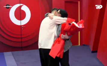 Tjetër surprizë në Big Brother/ Nëna e Gimbos futet në shtëpi, takohet me banorin dhe i dhuron lule Selinës