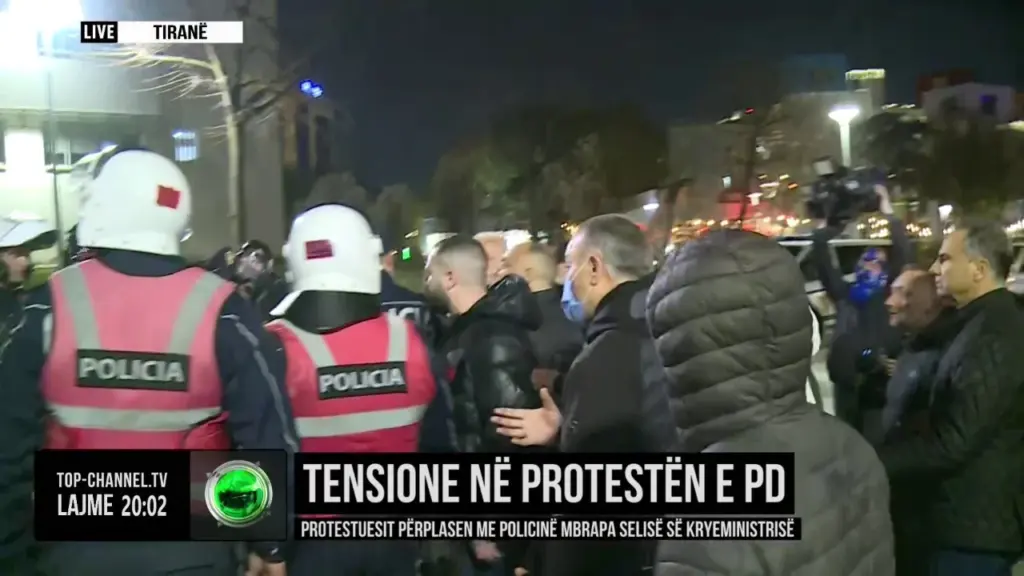 Sali Berisha ndihet keq nga gazi lotsjellës  rrethohet nga truprojat dhe largohet për në banesë