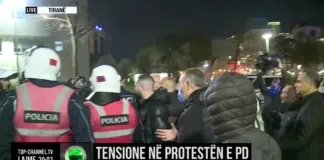 Sali Berisha ndihet keq nga gazi lotsjellës, rrethohet nga truprojat dhe largohet për në banesë