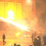 LAJMI I FUNDIT/ Nis me tensione protesta e opozitës, lëshohen molotovë dhe fishekzjarre në drejtim të policisë