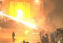 LAJMI I FUNDIT/ Nis me tensione protesta e opozitës, lëshohen molotovë dhe fishekzjarre në drejtim të policisë