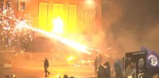 LAJMI I FUNDIT/ Nis me tensione protesta e opozitës, lëshohen molotovë dhe fishekzjarre në drejtim të policisë