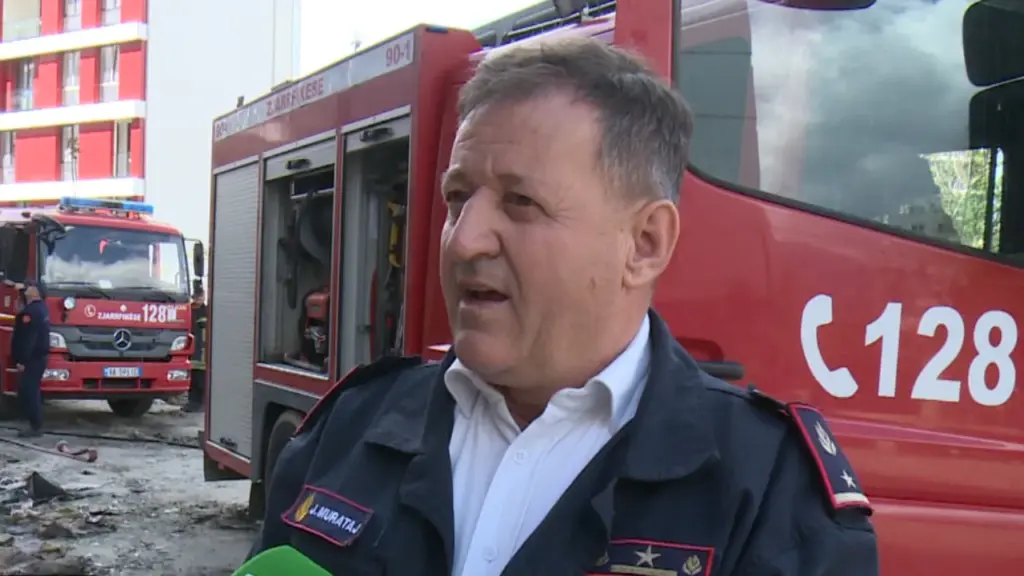  Kishte probleme me zemrën  nuk donte të lëvizte   Zjarrfikësi rrëfen për TCH momentin e shpëtimit të të moshuarës  Si e binda të largohej nga banesa