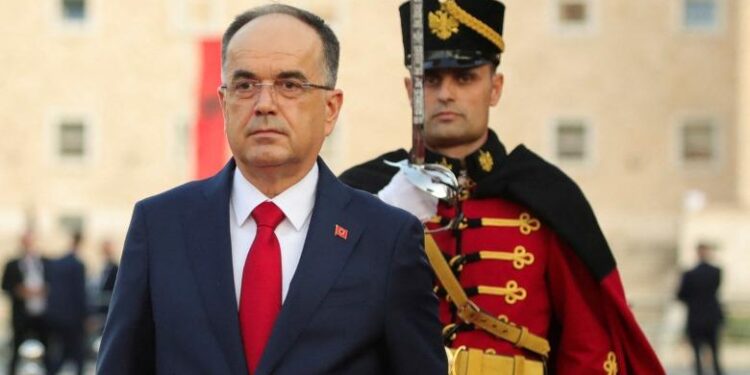 Pashkët ortodokse  Begaj uron besimtarët  U përhaptë kudo drita e pranisë së Zotit dhe ndriçoftë jetën tuaj