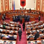 Kaos në seancë, Noka dhe deputetët e PD bllokojnë foltoren! Peleshi: Fjalën s’e merrni dot me dhunë! 5 minuta pushim