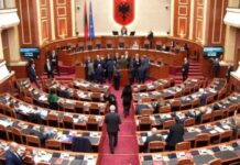 Kaos në seancë, Noka dhe deputetët e PD bllokojnë foltoren! Peleshi: Fjalën s’e merrni dot me dhunë! 5 minuta pushim