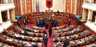 Kaos në seancë, Noka dhe deputetët e PD bllokojnë foltoren! Peleshi: Fjalën s’e merrni dot me dhunë! 5 minuta pushim