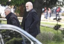 Rama mbledh krerët e bashkive, kryetari demokrat i Pukës shkon dhe nuk hyn brenda! Rrok Dodaj: Më njoftuan nga PS, emaili ishte nisur gabim