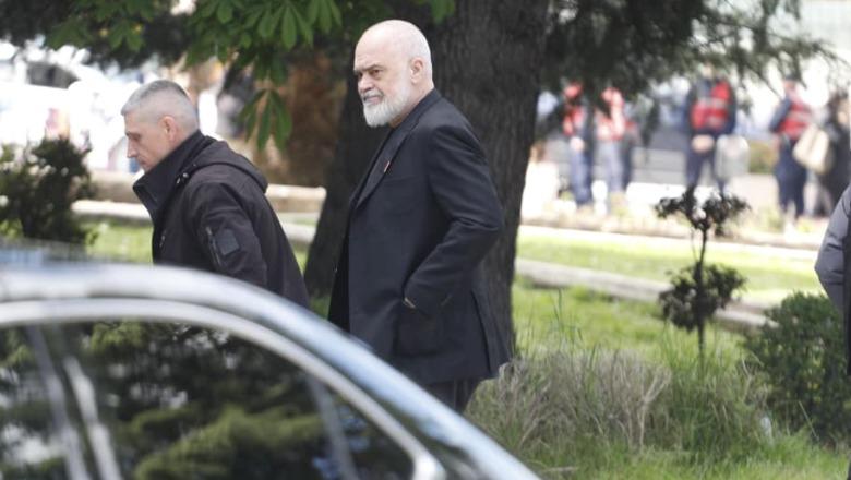 Rama mbledh krerët e bashkive  kryetari demokrat i Pukës shkon dhe nuk hyn brenda  Rrok Dodaj  Më njoftuan nga PS  emaili ishte nisur gabim