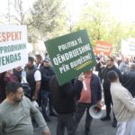 ‘Na subvenciononi naftën si jahtet’, fermerët 4 orë në protestë te Ministria e Bujqësisë! Salla e Malaj: Skema rishikohet në shtator