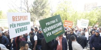 ‘Na subvenciononi naftën si jahtet’, fermerët 4 orë në protestë te Ministria e Bujqësisë! Salla e Malaj: Skema rishikohet në shtator