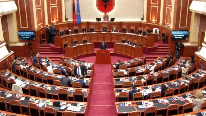 renia-e-euros-malaj-ne-kuvend-zbulon-si-hyjne-flukset-e-valutes-se-huaj-2-miliarde-€-nga-remitancat-dhe-5-7-miliarde-€-nga-turizmi-ne-2025-s-kemi-te-bejme-me-para-te-pista