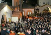 Qindra besimtarë në Elbasan ndezin qirinj për Pashkë, mesazhe paqeje në natën e Ringjalljes