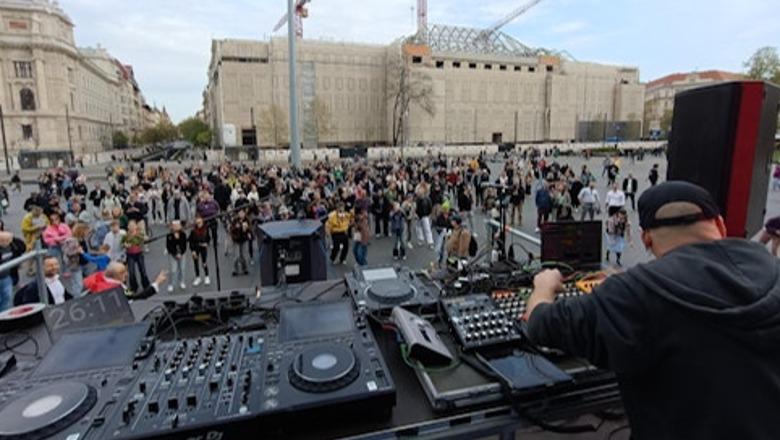 Votimet drejt fundit në Hungari  para Parlamentit në Budapest nis festa techno
