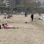 Me kampera nga Gjermania, Holanda e Zvicra, turistët e huaj nisin plazhin në Vlorë