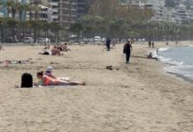 Me kampera nga Gjermania, Holanda e Zvicra, turistët e huaj nisin plazhin në Vlorë