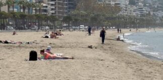 Me kampera nga Gjermania, Holanda e Zvicra, turistët e huaj nisin plazhin në Vlorë