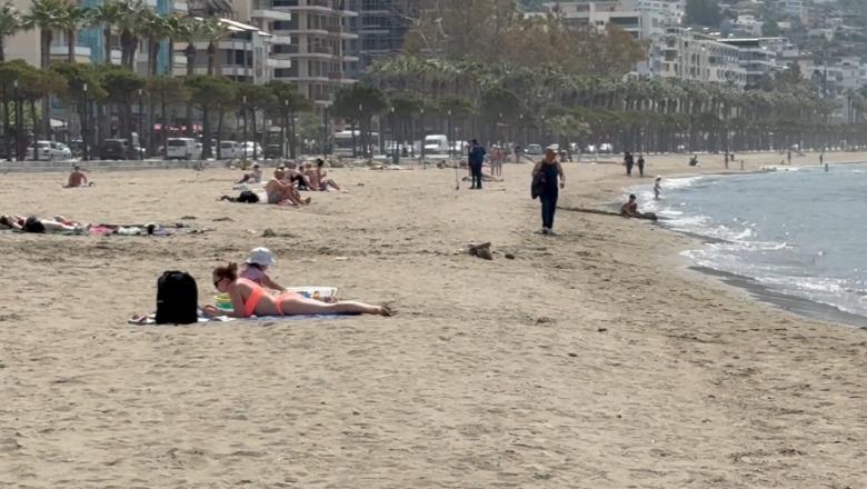 Me kampera nga Gjermania  Holanda e Zvicra  turistët e huaj nisin plazhin në Vlorë