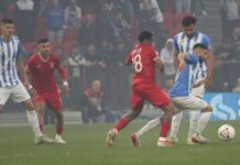 Superliga/ KF Tirana përmbys 2-1 Partizanin në derbin e kryeqytetit dhe rrit shanset për mbijetesën, ultrasit bardheblu përleshen me sigurinë pas golit të ‘Demave’