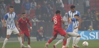Superliga/ KF Tirana përmbys 2-1 Partizanin në derbin e kryeqytetit dhe rrit shanset për mbijetesën, ultrasit bardheblu përleshen me sigurinë pas golit të ‘Demave’