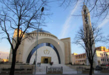 “E Premtja e Madhe”, qindra besimtarë ortodoksë në Katedralen Ngjallja e Krishtit për Shërbesën e Vajtimeve