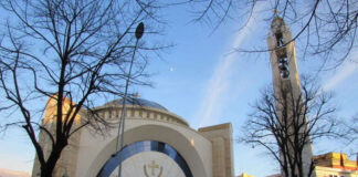 “E Premtja e Madhe”, qindra besimtarë ortodoksë në Katedralen Ngjallja e Krishtit për Shërbesën e Vajtimeve