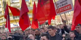“Gjuha është historia jonë”, studentët protestë para ministrisë së Drejtësisë në Shkup: Kryeministër jep dorëheqjen, ne nuk tërhiqemi