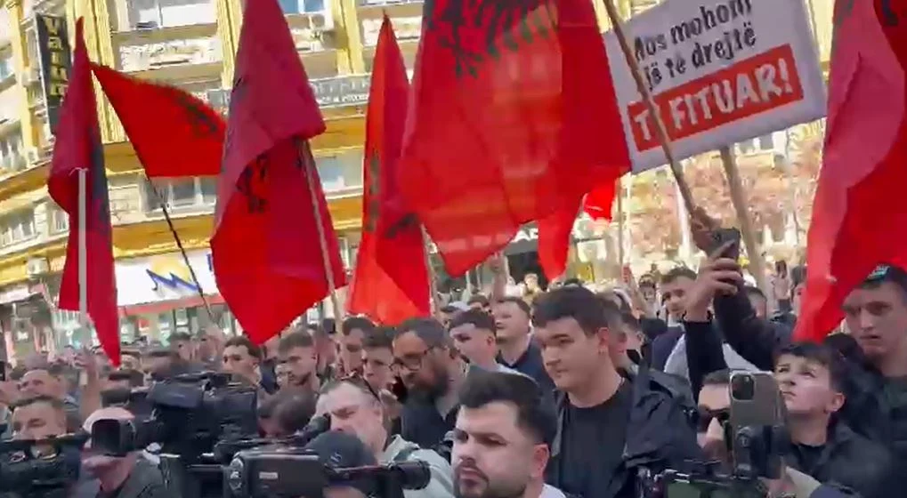  Gjuha është historia jonë   studentët protestë para ministrisë së Drejtësisë në Shkup  Kryeministër jep dorëheqjen  ne nuk tërhiqemi