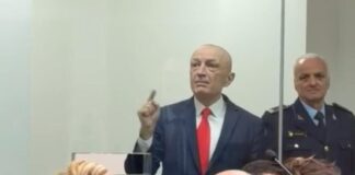 Meta brenda kafazit të xhamtë, Kryemadhi i kthen kurrizin, ish-bashkëshortët shmangin kontaktin sy më sy