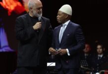 “Shpejt do të mësojmë edhe gjuhën shqipe” – Rama i dorëzon pasaportën shqiptare ish-kryebashkiakut të Nju Jorkut: